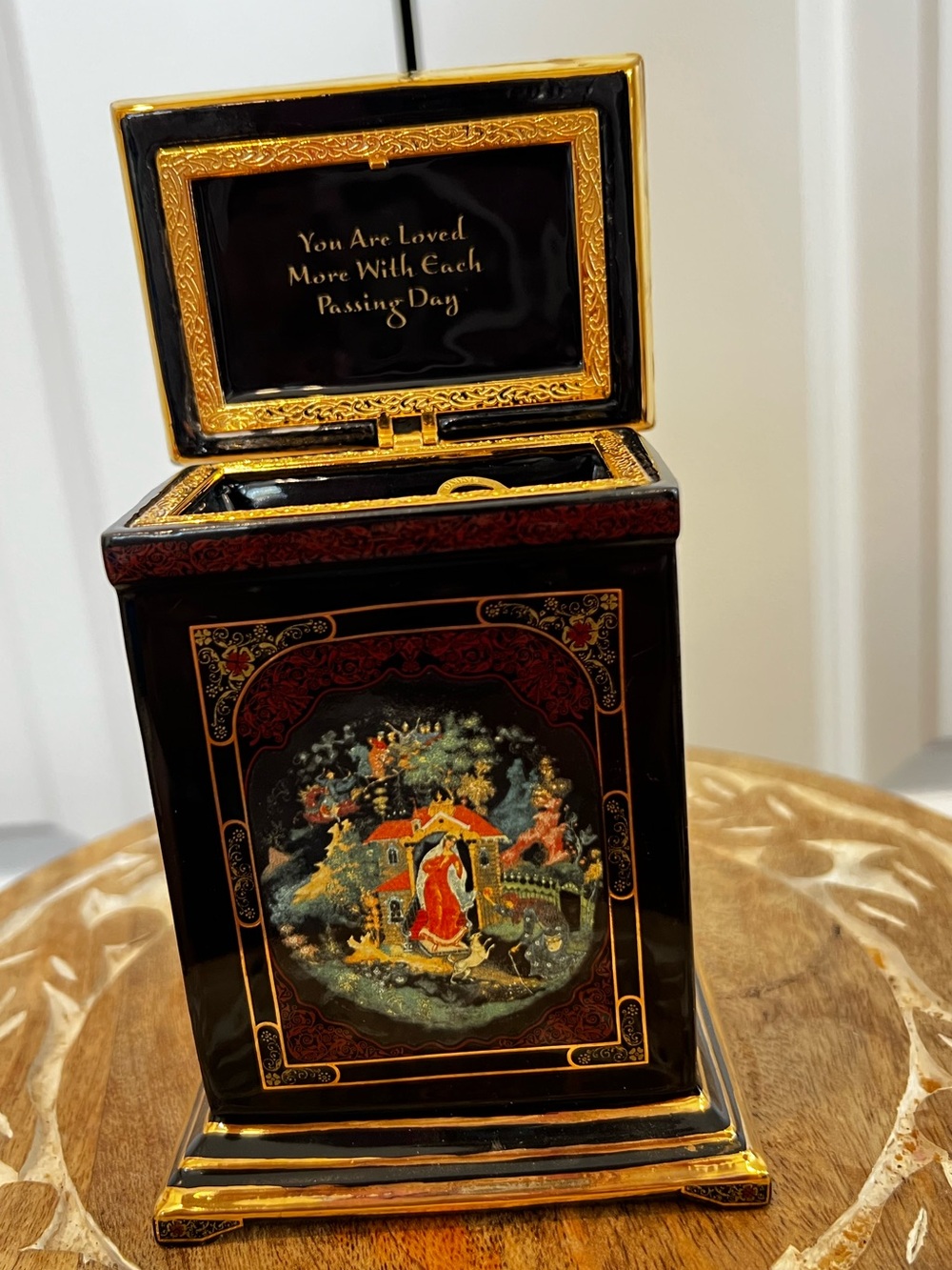 Ardleigh Elliott VTG 2001 Russian Porcelain music box “always in my heart” A0599